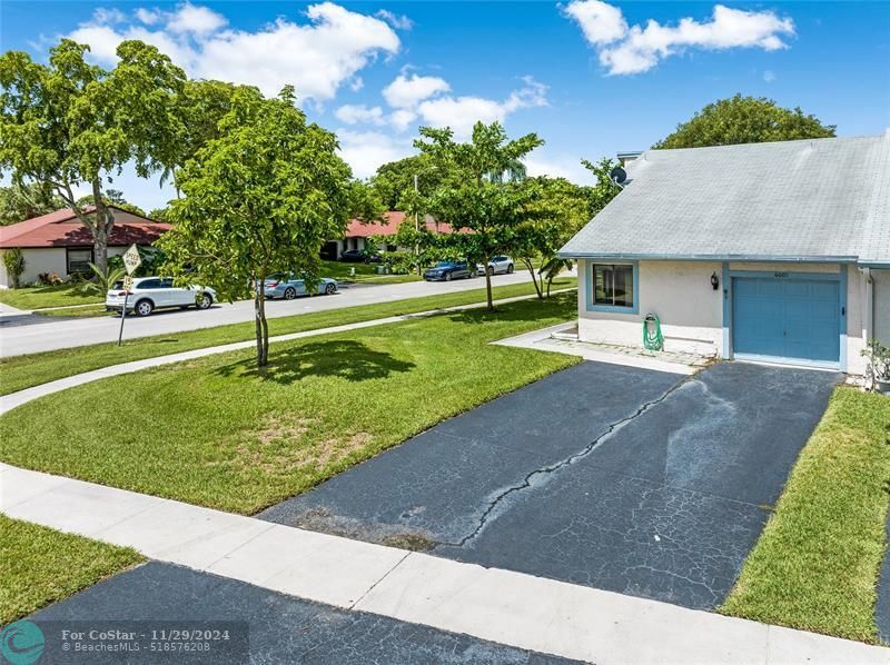 6005 NW 79th Ave in Tamarac, FL - Building Photo