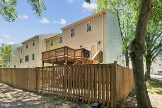 8358 Stationhouse Ct in Lorton, VA - Building Photo - Building Photo