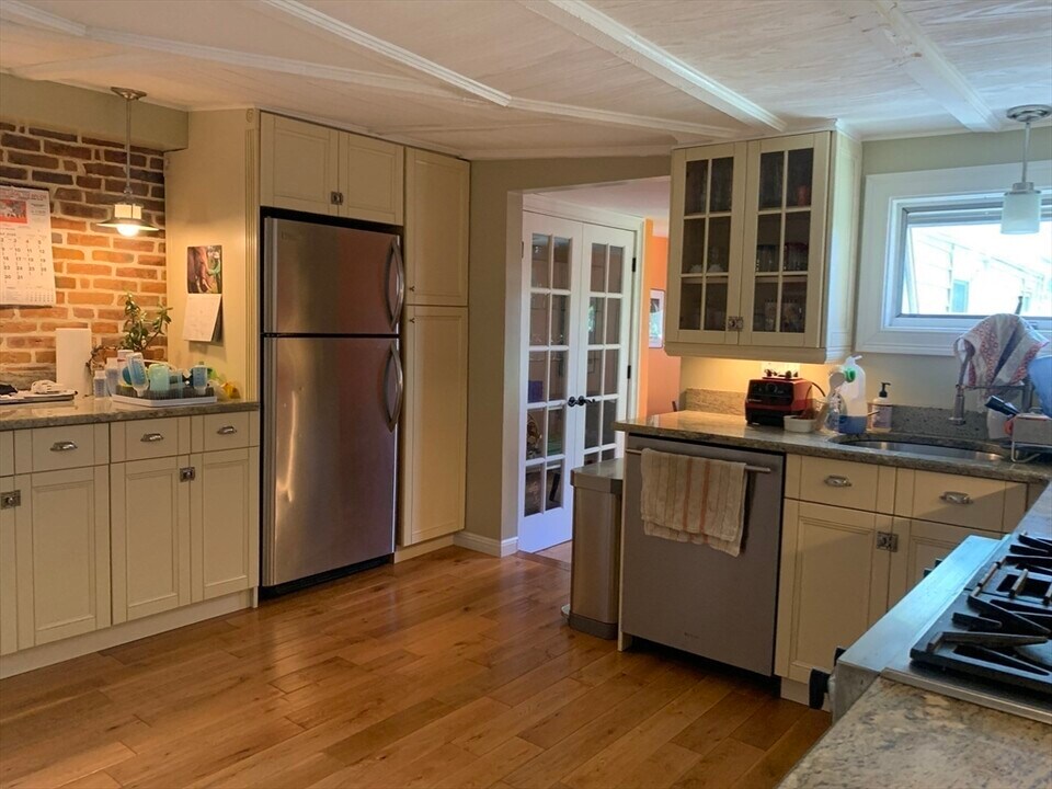 10 Salem St Ave in Boston, MA - Building Photo