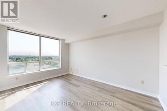 711 Rossland Rd E in Whitby, ON - Building Photo - Building Photo