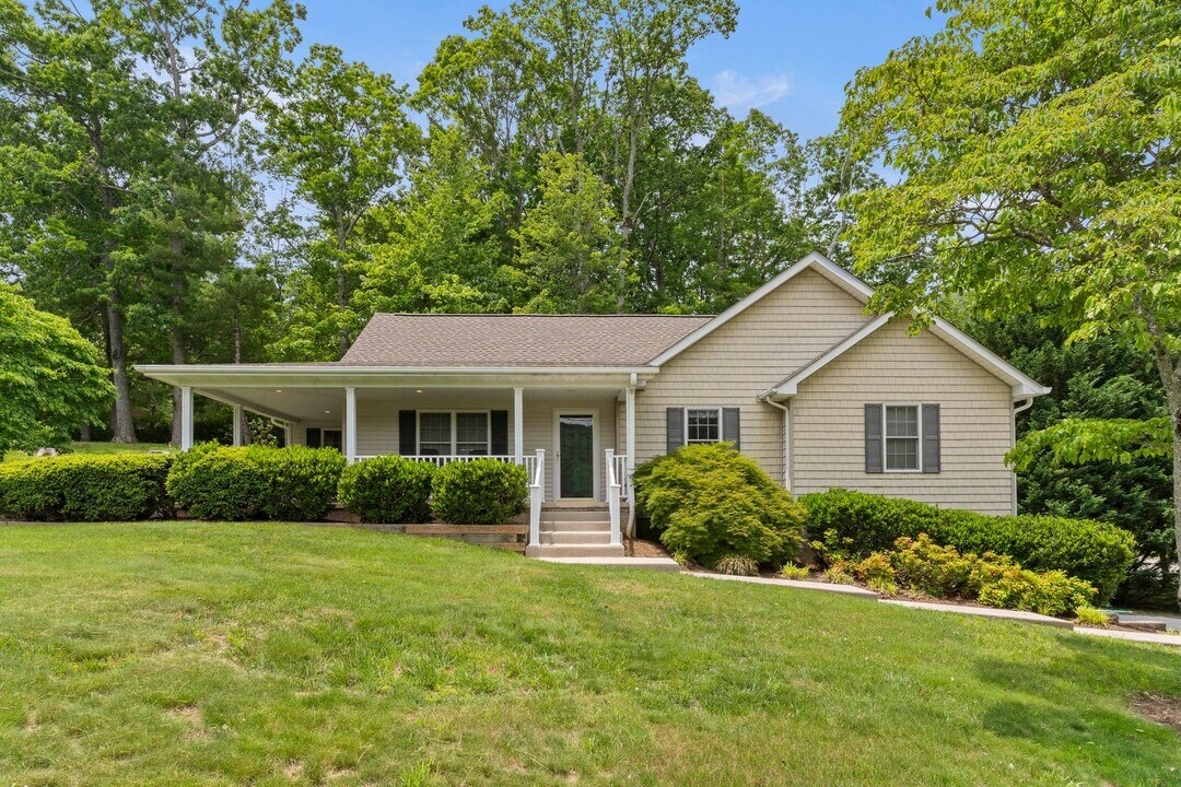 2 W Maple Dr in Asheville, NC - Building Photo