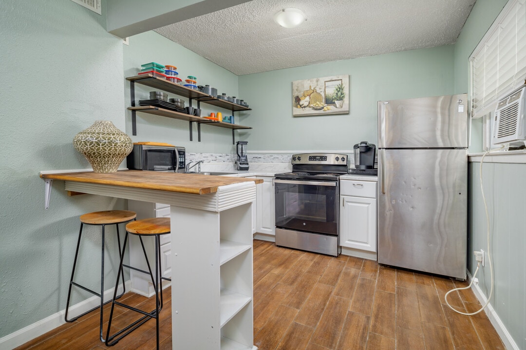 Robinson Manor Apartments in Universal City, TX - Building Photo