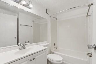 Beach Bluff ~ Boutique Cottage Style Living in a Laid Back Coastal Community in Jacksonville, FL - Foto de edificio - Building Photo