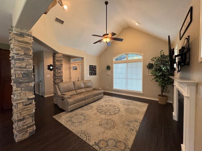 102 Lexington Ln in Victoria, TX - Building Photo - Building Photo