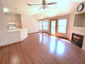 218 Sunshadow Dr in Lockhart, TX - Foto de edificio - Building Photo