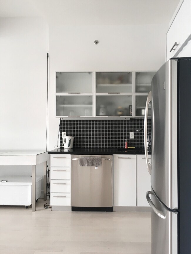 242 S 1st St in Brooklyn, NY - Foto de edificio - Building Photo