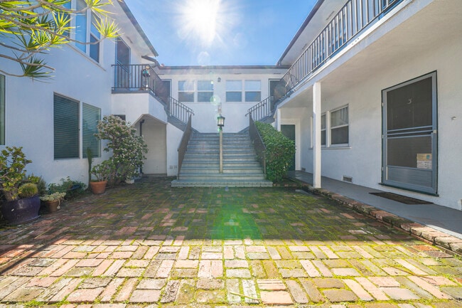 12012 Washington Pl in Los Angeles, CA - Foto de edificio - Building Photo