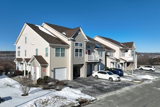 Toll Brothers at Hudson Landing in Wappingers Falls, NY - Foto de edificio - Building Photo