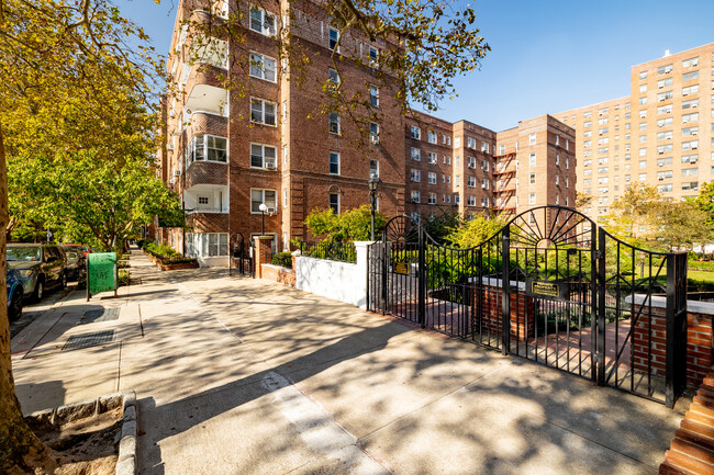 Connecticut Apartments in Rego Park, NY - Building Photo - Building Photo