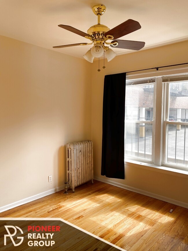 3921 N Pine Grove Ave, Unit 3914-3W in Chicago, IL - Building Photo - Building Photo