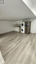 24 McDonough Gardens in Hamilton, ON - Building Photo