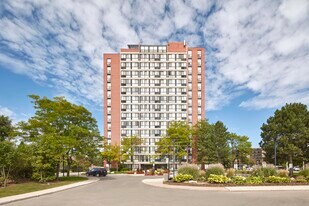 Bristol Court in Mississauga, ON - Building Photo