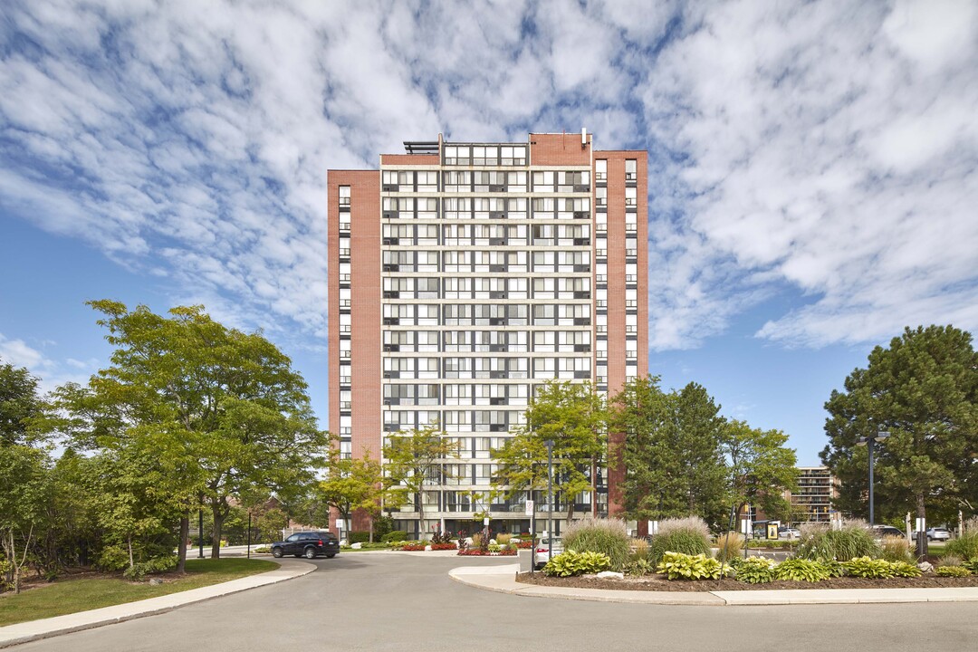 Bristol Court in Mississauga, ON - Building Photo