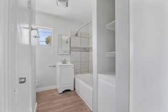 203 W 3rd Ave in Escondido, CA - Foto de edificio - Building Photo