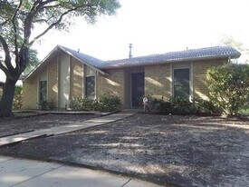 11015 Wallbrook Dr in Dallas, TX - Building Photo