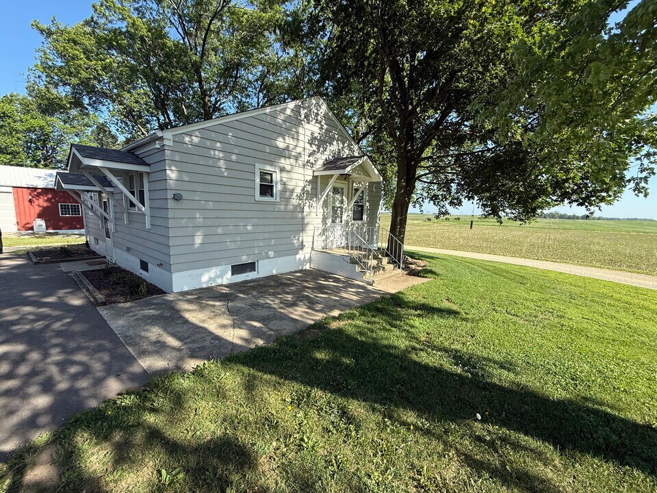1N479 Schrader Rd in Maple Park, IL - Building Photo