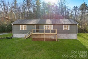 73 The Old Run Rd in Fairview, NC - Building Photo