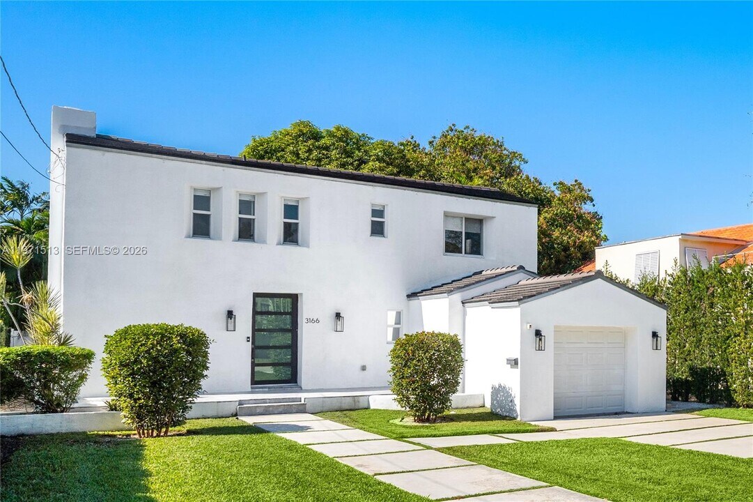 3166 Royal Palm Ave in Miami Beach, FL - Building Photo