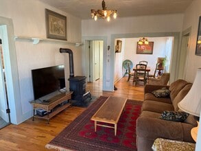 104 S 1st St in Talent, OR - Foto de edificio - Building Photo