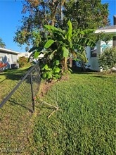 14937 Wise Way in Ft. Myers, FL - Foto de edificio - Building Photo