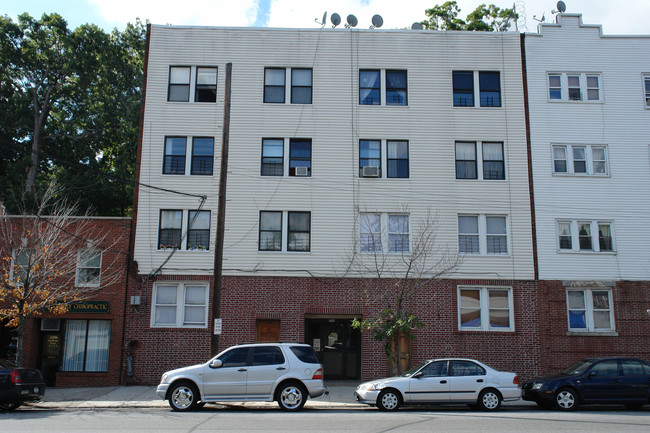 299 Mclean Ave in Yonkers, NY - Building Photo - Building Photo