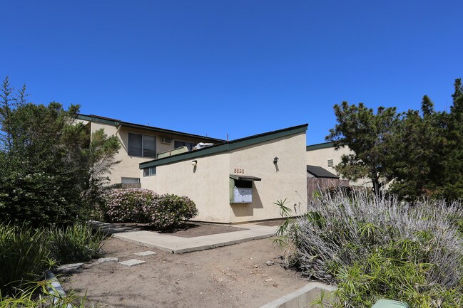 8828 Mira Mesa Blvd in San Diego, CA - Foto de edificio - Building Photo
