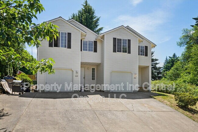 2118 Baines Blvd in Hubbard, OR - Building Photo - Building Photo