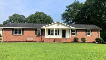 213 Oxmoor Dr in Anderson, SC - Building Photo