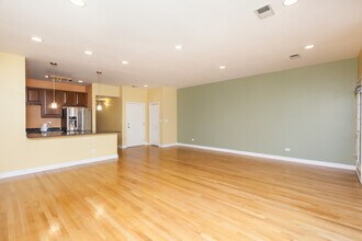 811 W Superior St, Unit 3 in Chicago, IL - Building Photo - Building Photo