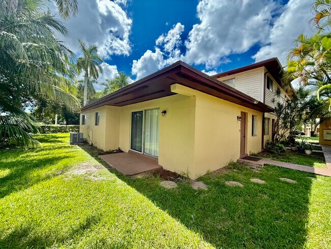 3741 NW 84th Ave in Sunrise, FL - Building Photo - Building Photo