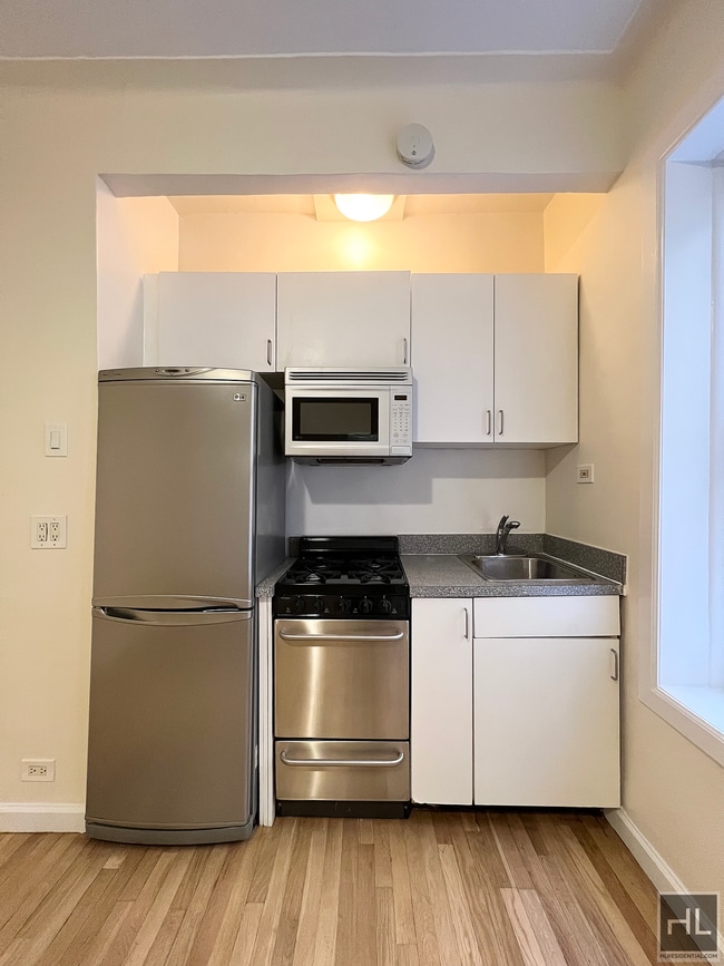 W 13 ST/6th Ave Well-Kept Open Plan 1BR wi in New York, NY - Building Photo - Building Photo