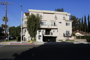 5401 Morella Ave in Valley Village, CA - Foto de edificio - Building Photo