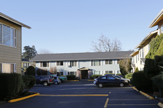 Hudson Court Apartments in Portland, OR - Building Photo - Building Photo