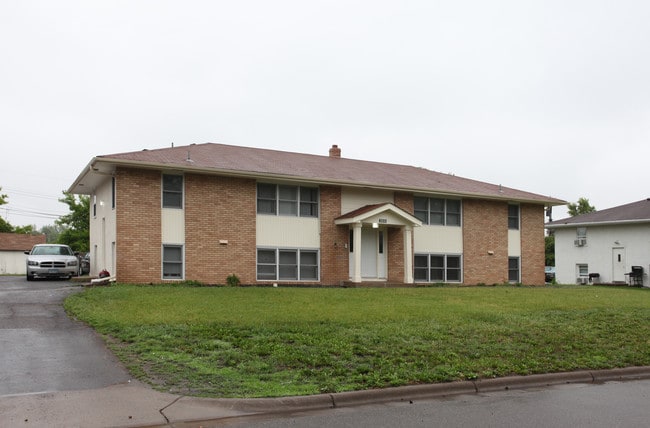 7608 69th Ave N in Brooklyn Park, MN - Foto de edificio - Building Photo