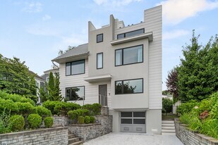 200 Hillspoint Rd in Westport, CT - Building Photo