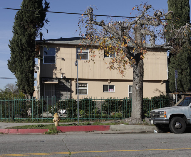 7003 Fulton Ave in North Hollywood, CA - Foto de edificio - Building Photo