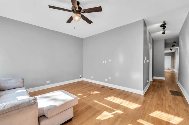 3208 W Wabansia Ave in Chicago, IL - Foto de edificio - Building Photo