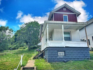 215 N 4th St in Clairton, PA - Building Photo