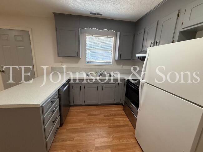 1506 Oakshire Ct in Winston-Salem, NC - Building Photo - Building Photo
