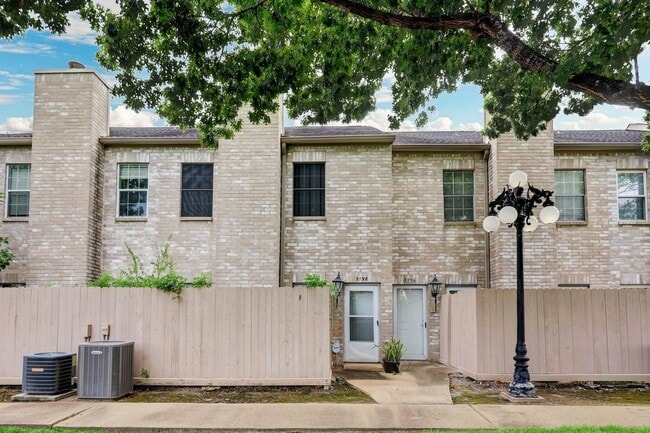 3198 Holly Hall St in Houston, TX - Building Photo - Building Photo