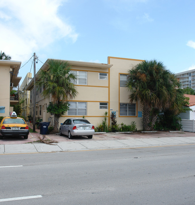 9025 Harding Ave in Miami Beach, FL - Building Photo