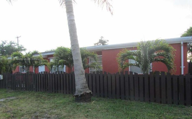 3101 Johnson St in Hollywood, FL - Building Photo - Building Photo