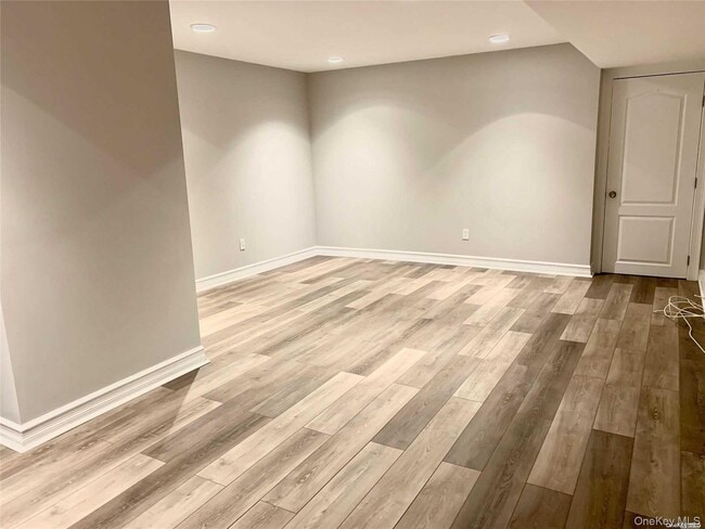 1 W Owen St in Westbury, NY - Building Photo - Building Photo