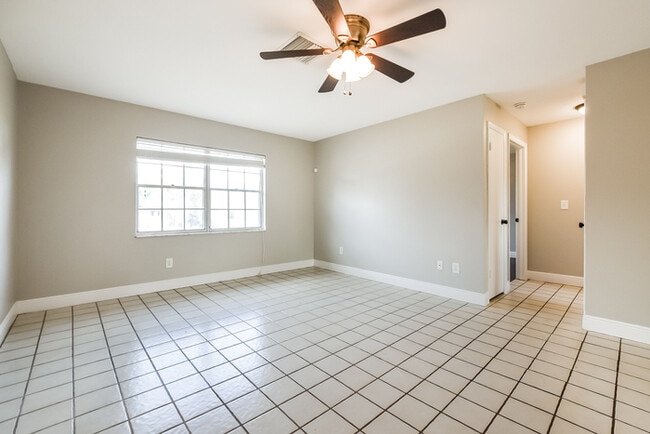 1025 Ireland Dr in Deltona, FL - Building Photo - Building Photo