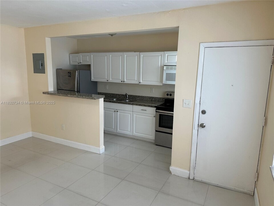 2369 NE 172nd St in North Miami Beach, FL - Foto de edificio