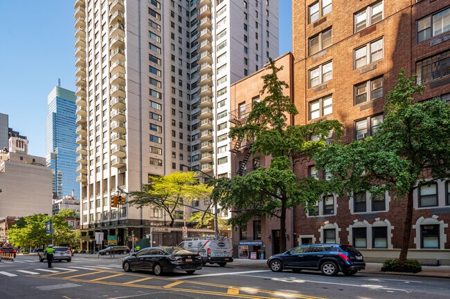 315 E 57th St in New York, NY - Foto de edificio - Building Photo