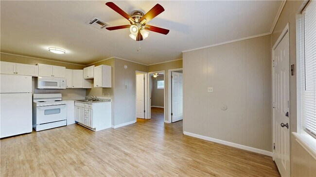 208 Lynn Dr in Bryan, TX - Building Photo - Building Photo