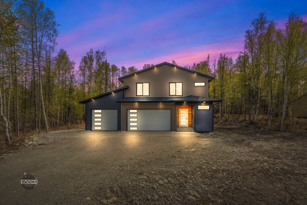 7203 N Paw St in Wasilla, AK - Building Photo