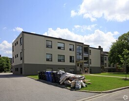 5-7 Wingreen Crt in Toronto, ON - Building Photo