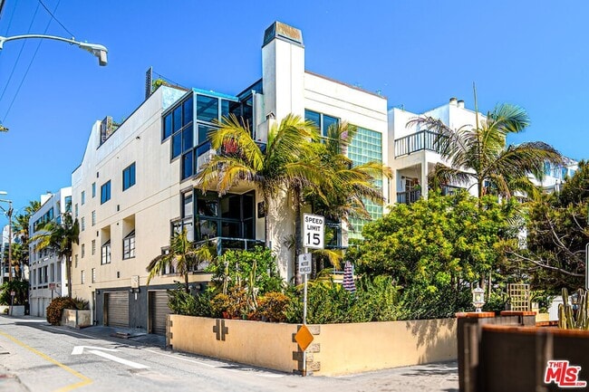 11 Voyage St in Marina Del Rey, CA - Building Photo - Building Photo